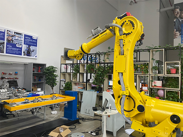 機(jī)械臂監(jiān)控鉚釘槍