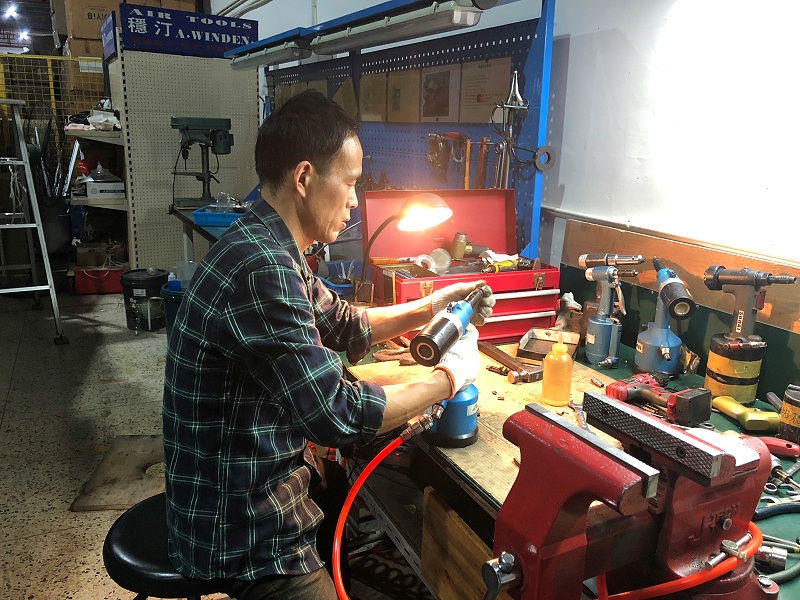 在維護中的氣動液壓鉚釘槍