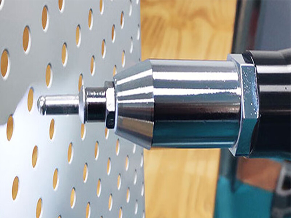 電動(dòng)鉚釘槍使用圖